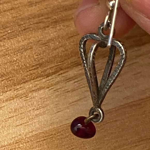 Two pairs of adorable silver dangle earrings, garnet & black resin - Picture 9 of 10